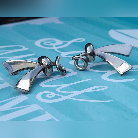 Vintage Goldtone screw on earrings - Picture 3 of 6